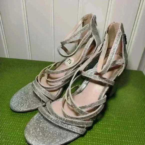 Comfortable Sugar,Silver Sparkle,low chunk heel size 7.5. Beautiful - Picture 2 of 5